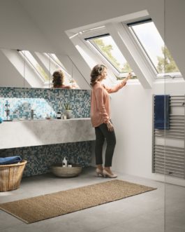 Тёплое двухкамерное белое мансардное окно Velux GLU, ручка снизу