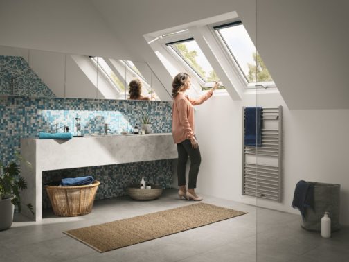Тёплое двухкамерное белое мансардное окно Velux GLU, ручка снизу