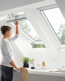 Тёплое двухкамерное белое мансардное окно Velux GLU, ручка сверху