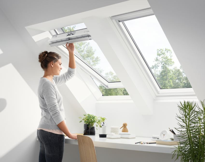 Тёплое двухкамерное белое мансардное окно Velux GLU, ручка сверху