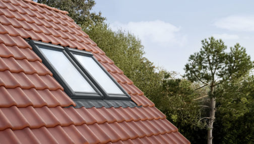 Тёплое двухкамерное мансардное окно Velux GGL, ручка сверху