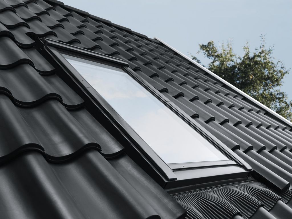 Тёплое двухкамерное мансардное окно Velux GLL, ручка сверху